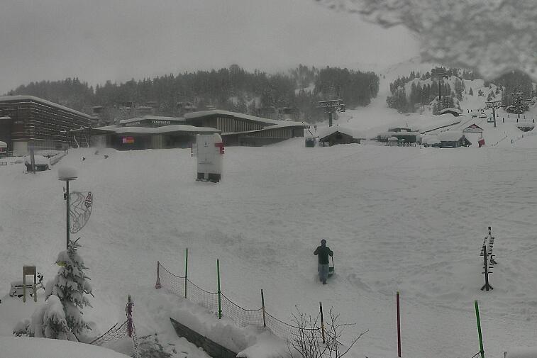 Webcam view across La Plagne centre piste-front. On the left you'll be able to see local ski schools giving lessons. The peak in the middle is La Grande Rochette. On the right is the Stade piste.