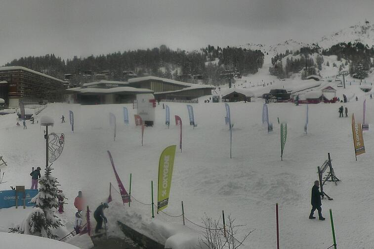 Webcam view across La Plagne centre piste-front. On the left you'll be able to see local ski schools giving lessons. The peak in the middle is La Grande Rochette. On the right is the Stade piste.