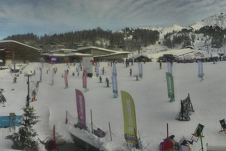 Webcam view across La Plagne centre piste-front. On the left you'll be able to see local ski schools giving lessons. The peak in the middle is La Grande Rochette. On the right is the Stade piste.