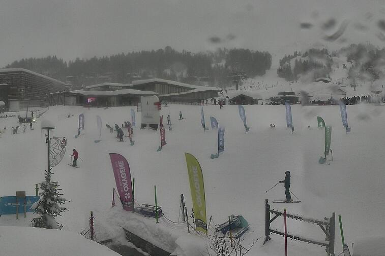 Webcam view across La Plagne centre piste-front. On the left you'll be able to see local ski schools giving lessons. The peak in the middle is La Grande Rochette. On the right is the Stade piste.