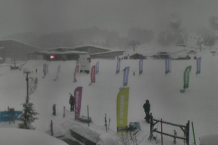 Webcam view across La Plagne centre piste-front. On the left you'll be able to see local ski schools giving lessons. The peak in the middle is La Grande Rochette. On the right is the Stade piste.