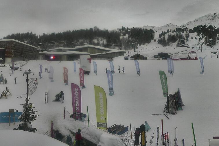Webcam view across La Plagne centre piste-front. On the left you'll be able to see local ski schools giving lessons. The peak in the middle is La Grande Rochette. On the right is the Stade piste.