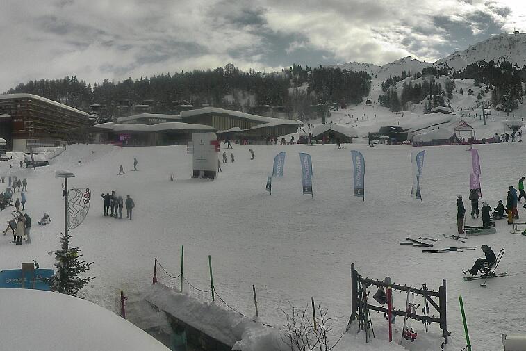 Webcam view across La Plagne centre piste-front. On the left you'll be able to see local ski schools giving lessons. The peak in the middle is La Grande Rochette. On the right is the Stade piste.
