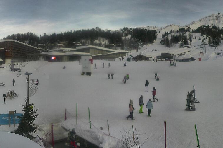 Webcam view across La Plagne centre piste-front. On the left you'll be able to see local ski schools giving lessons. The peak in the middle is La Grande Rochette. On the right is the Stade piste.