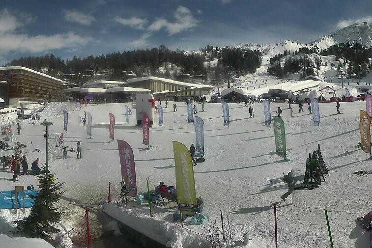 Webcam view across La Plagne centre piste-front. On the left you'll be able to see local ski schools giving lessons. The peak in the middle is La Grande Rochette. On the right is the Stade piste.