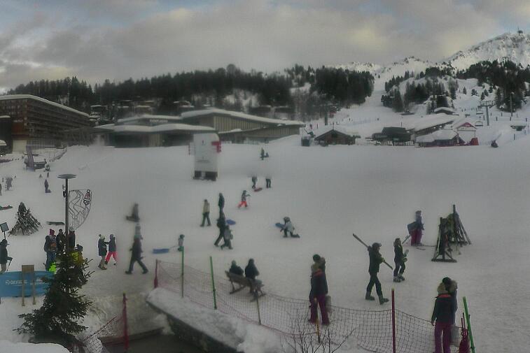 Webcam view across La Plagne centre piste-front. On the left you'll be able to see local ski schools giving lessons. The peak in the middle is La Grande Rochette. On the right is the Stade piste.