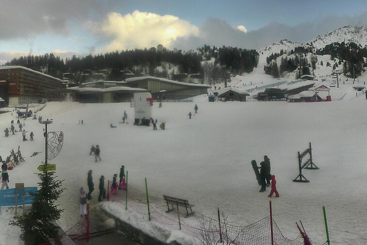 Webcam view across La Plagne centre piste-front. On the left you'll be able to see local ski schools giving lessons. The peak in the middle is La Grande Rochette. On the right is the Stade piste.