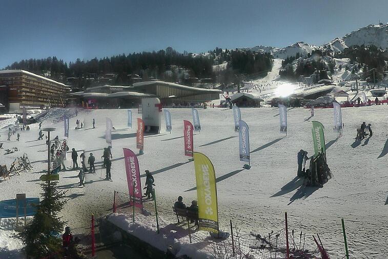 Webcam view across La Plagne centre piste-front. On the left you'll be able to see local ski schools giving lessons. The peak in the middle is La Grande Rochette. On the right is the Stade piste.