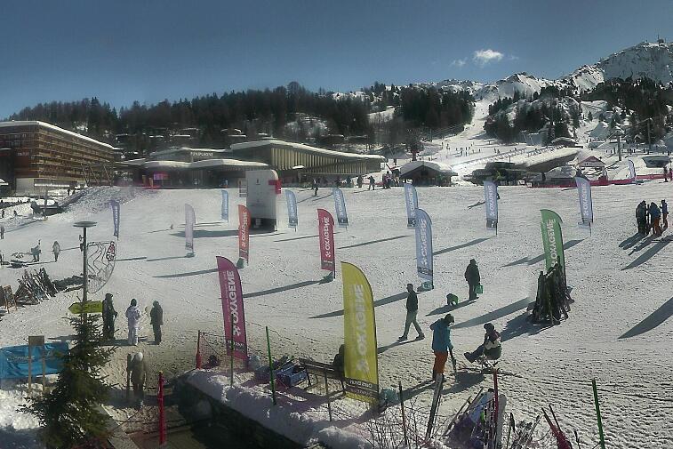 Webcam view across La Plagne centre piste-front. On the left you'll be able to see local ski schools giving lessons. The peak in the middle is La Grande Rochette. On the right is the Stade piste.