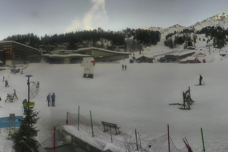 Webcam view across La Plagne centre piste-front. On the left you'll be able to see local ski schools giving lessons. The peak in the middle is La Grande Rochette. On the right is the Stade piste.