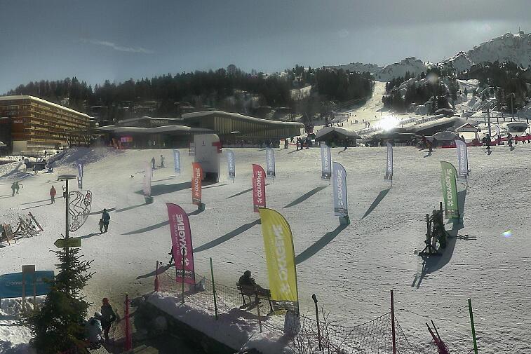 Webcam view across La Plagne centre piste-front. On the left you'll be able to see local ski schools giving lessons. The peak in the middle is La Grande Rochette. On the right is the Stade piste.