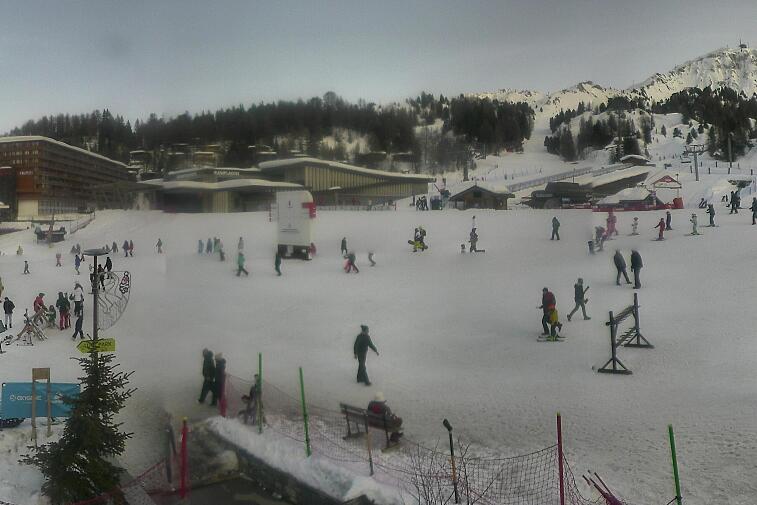 Webcam view across La Plagne centre piste-front. On the left you'll be able to see local ski schools giving lessons. The peak in the middle is La Grande Rochette. On the right is the Stade piste.