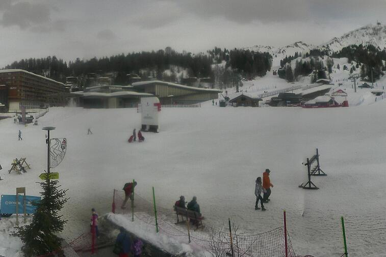Webcam view across La Plagne centre piste-front. On the left you'll be able to see local ski schools giving lessons. The peak in the middle is La Grande Rochette. On the right is the Stade piste.