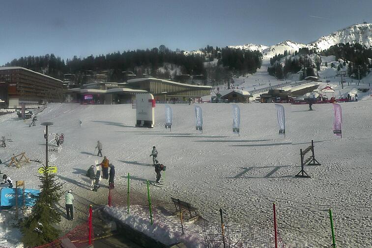 Webcam view across La Plagne centre piste-front. On the left you'll be able to see local ski schools giving lessons. The peak in the middle is La Grande Rochette. On the right is the Stade piste.