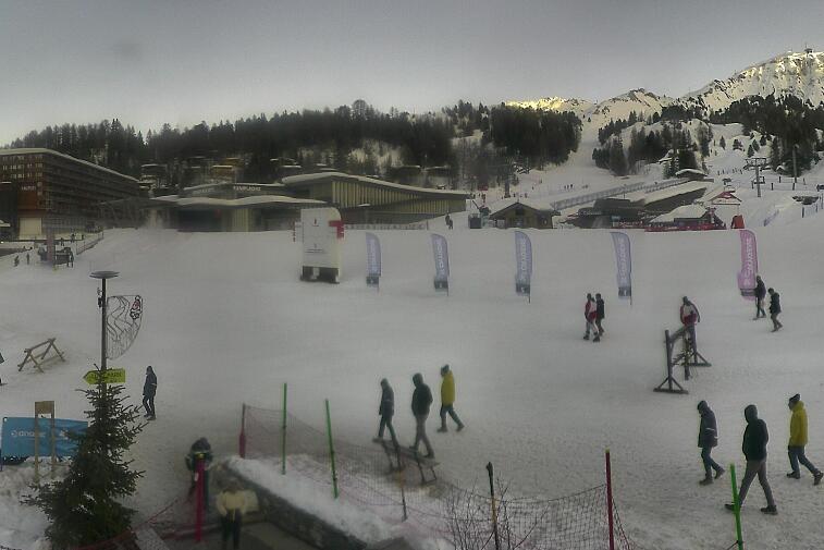 Webcam view across La Plagne centre piste-front. On the left you'll be able to see local ski schools giving lessons. The peak in the middle is La Grande Rochette. On the right is the Stade piste.
