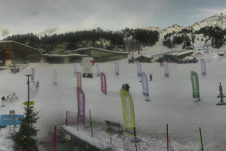 Webcam view across La Plagne centre piste-front. On the left you'll be able to see local ski schools giving lessons. The peak in the middle is La Grande Rochette. On the right is the Stade piste.