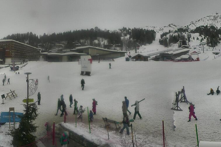 Webcam view across La Plagne centre piste-front. On the left you'll be able to see local ski schools giving lessons. The peak in the middle is La Grande Rochette. On the right is the Stade piste.