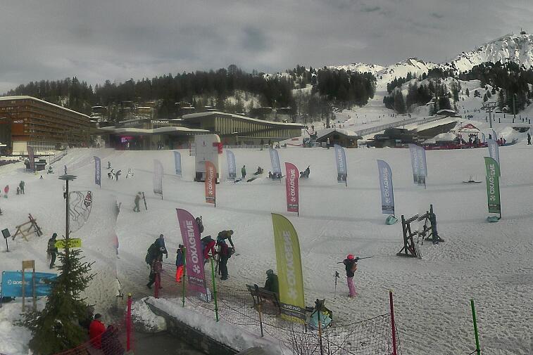 Webcam view across La Plagne centre piste-front. On the left you'll be able to see local ski schools giving lessons. The peak in the middle is La Grande Rochette. On the right is the Stade piste.