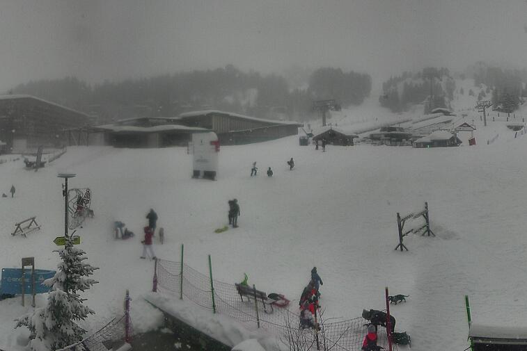 Webcam view across La Plagne centre piste-front. On the left you'll be able to see local ski schools giving lessons. The peak in the middle is La Grande Rochette. On the right is the Stade piste.