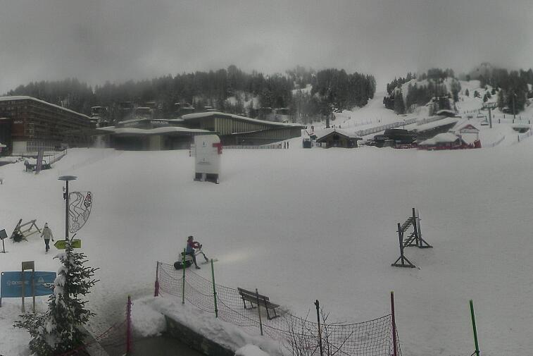 Webcam view across La Plagne centre piste-front. On the left you'll be able to see local ski schools giving lessons. The peak in the middle is La Grande Rochette. On the right is the Stade piste.