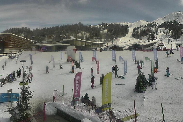 Webcam view across La Plagne centre piste-front. On the left you'll be able to see local ski schools giving lessons. The peak in the middle is La Grande Rochette. On the right is the Stade piste.