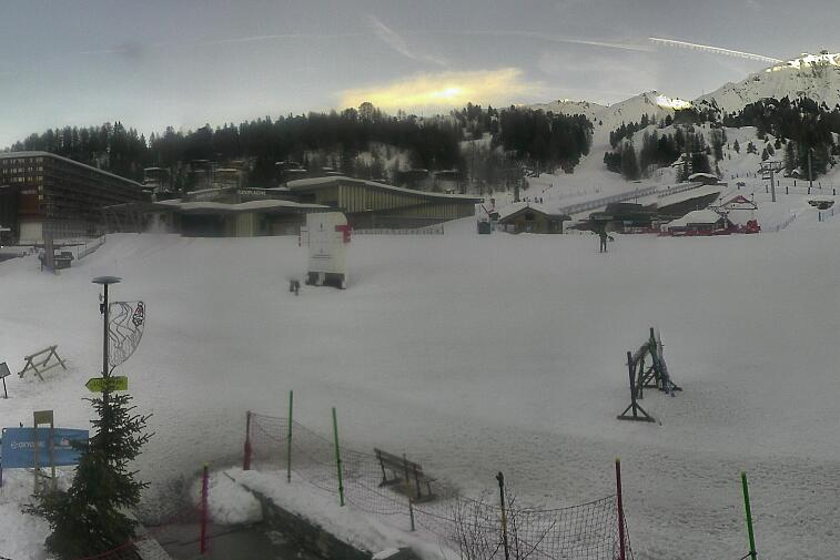 Webcam view across La Plagne centre piste-front. On the left you'll be able to see local ski schools giving lessons. The peak in the middle is La Grande Rochette. On the right is the Stade piste.