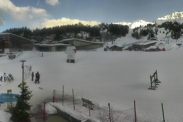 Webcam view across La Plagne centre piste-front. On the left you'll be able to see local ski schools giving lessons. The peak in the middle is La Grande Rochette. On the right is the Stade piste.