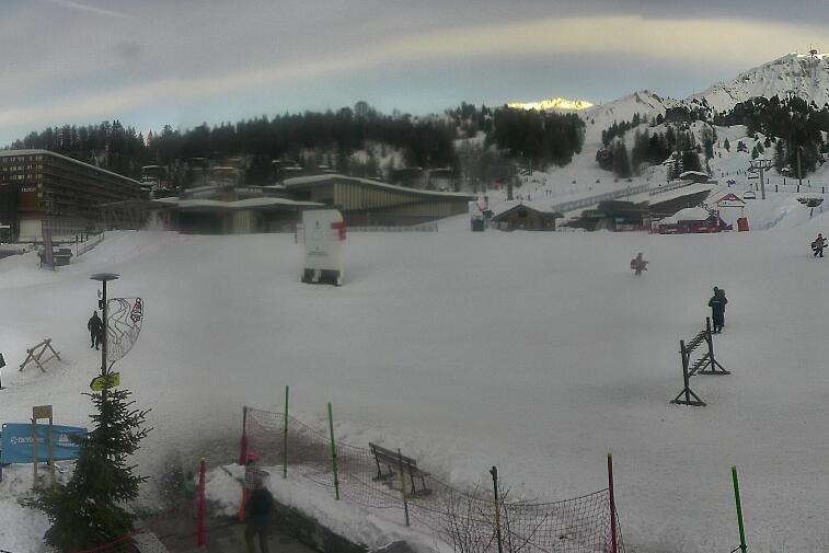 Webcam view across La Plagne centre piste-front. On the left you'll be able to see local ski schools giving lessons. The peak in the middle is La Grande Rochette. On the right is the Stade piste.