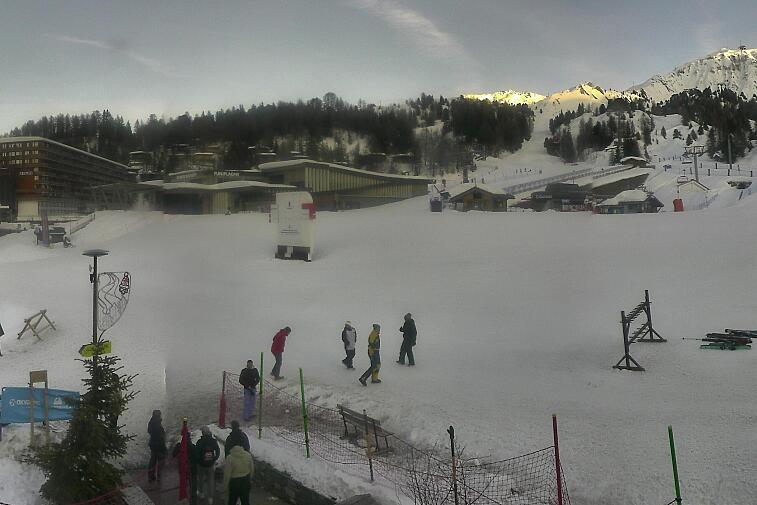 Webcam view across La Plagne centre piste-front. On the left you'll be able to see local ski schools giving lessons. The peak in the middle is La Grande Rochette. On the right is the Stade piste.