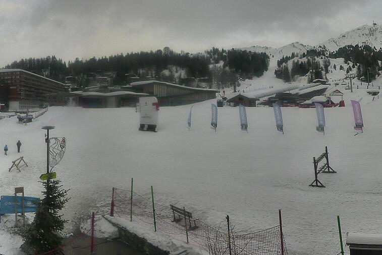 Webcam view across La Plagne centre piste-front. On the left you'll be able to see local ski schools giving lessons. The peak in the middle is La Grande Rochette. On the right is the Stade piste.