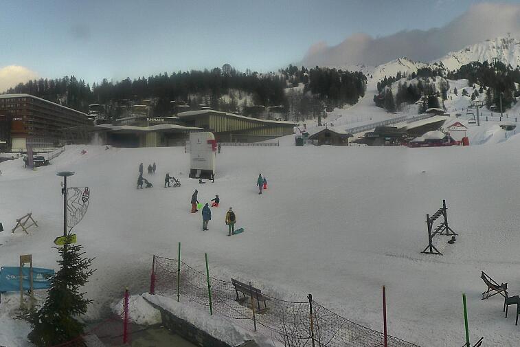 Webcam view across La Plagne centre piste-front. On the left you'll be able to see local ski schools giving lessons. The peak in the middle is La Grande Rochette. On the right is the Stade piste.