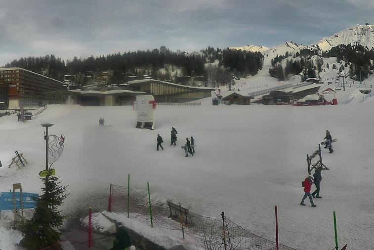 Webcam view across La Plagne centre piste-front. On the left you'll be able to see local ski schools giving lessons. The peak in the middle is La Grande Rochette. On the right is the Stade piste.