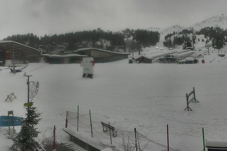 Webcam view across La Plagne centre piste-front. On the left you'll be able to see local ski schools giving lessons. The peak in the middle is La Grande Rochette. On the right is the Stade piste.