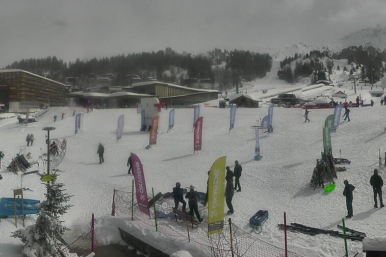Webcam view across La Plagne centre piste-front. On the left you'll be able to see local ski schools giving lessons. The peak in the middle is La Grande Rochette. On the right is the Stade piste.