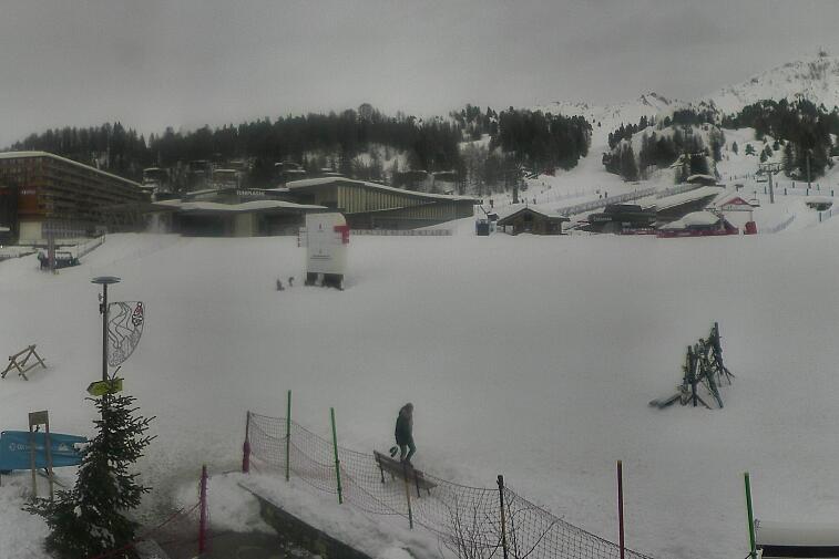 Webcam view across La Plagne centre piste-front. On the left you'll be able to see local ski schools giving lessons. The peak in the middle is La Grande Rochette. On the right is the Stade piste.