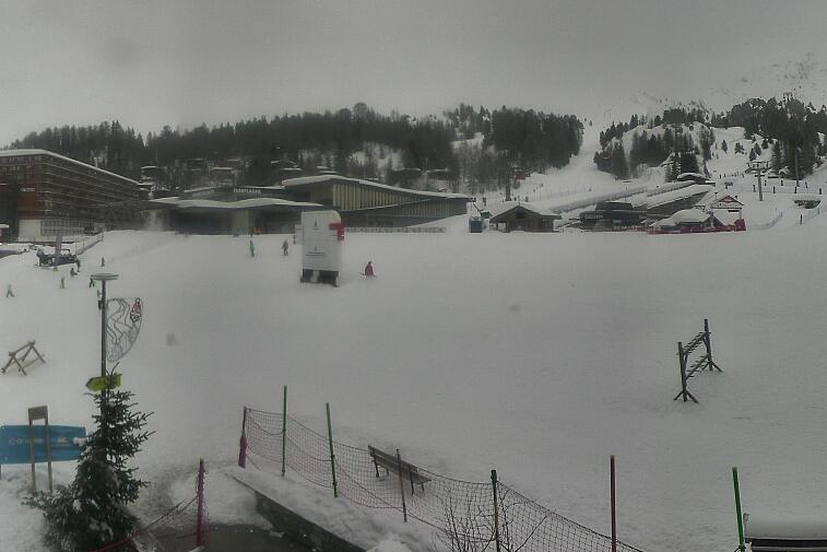 Webcam view across La Plagne centre piste-front. On the left you'll be able to see local ski schools giving lessons. The peak in the middle is La Grande Rochette. On the right is the Stade piste.
