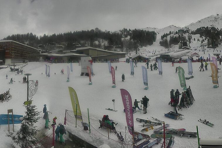 Webcam view across La Plagne centre piste-front. On the left you'll be able to see local ski schools giving lessons. The peak in the middle is La Grande Rochette. On the right is the Stade piste.