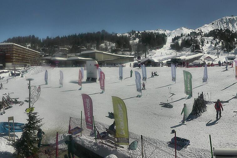Webcam view across La Plagne centre piste-front. On the left you'll be able to see local ski schools giving lessons. The peak in the middle is La Grande Rochette. On the right is the Stade piste.