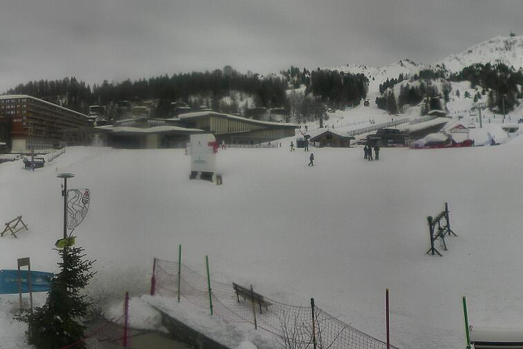Webcam view across La Plagne centre piste-front. On the left you'll be able to see local ski schools giving lessons. The peak in the middle is La Grande Rochette. On the right is the Stade piste.