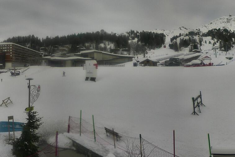 Webcam view across La Plagne centre piste-front. On the left you'll be able to see local ski schools giving lessons. The peak in the middle is La Grande Rochette. On the right is the Stade piste.
