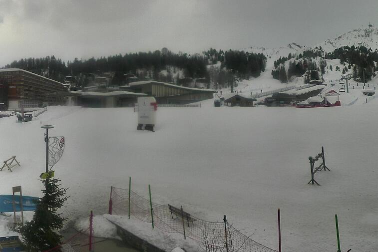 Webcam view across La Plagne centre piste-front. On the left you'll be able to see local ski schools giving lessons. The peak in the middle is La Grande Rochette. On the right is the Stade piste.