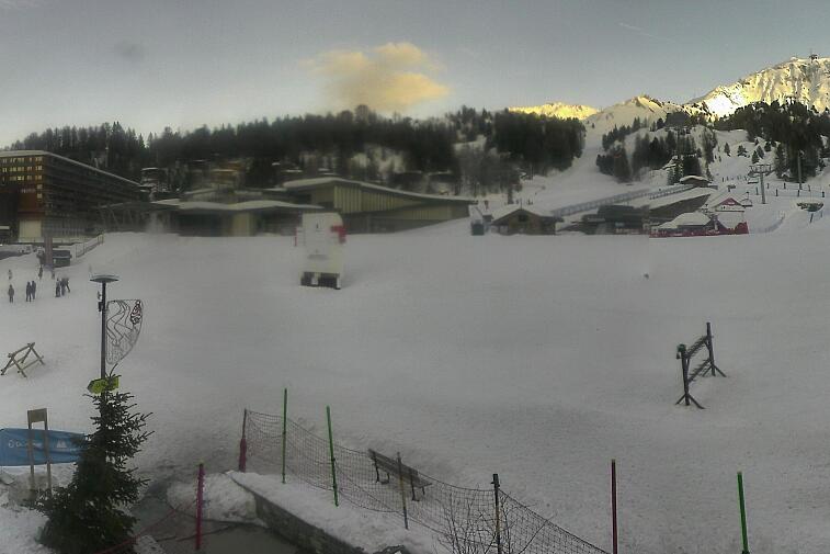 Webcam view across La Plagne centre piste-front. On the left you'll be able to see local ski schools giving lessons. The peak in the middle is La Grande Rochette. On the right is the Stade piste.