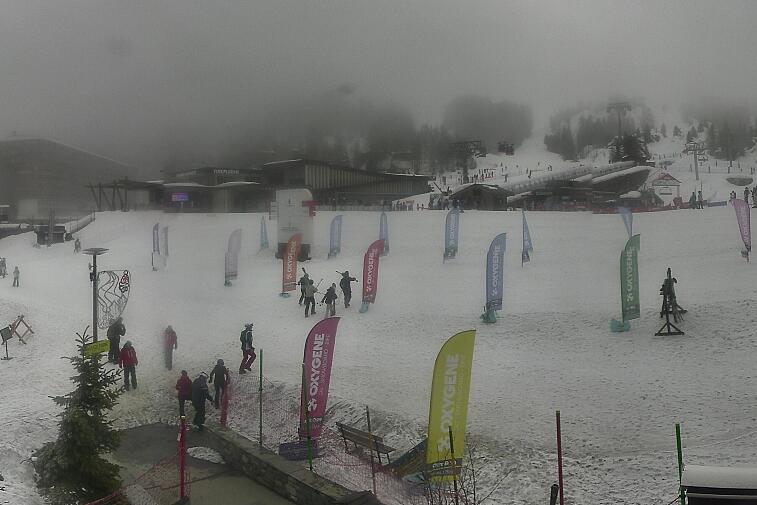 Webcam view across La Plagne centre piste-front. On the left you'll be able to see local ski schools giving lessons. The peak in the middle is La Grande Rochette. On the right is the Stade piste.