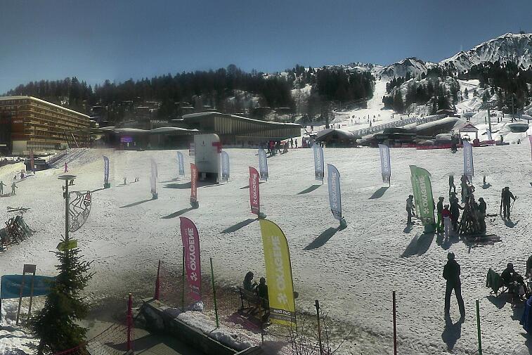 Webcam view across La Plagne centre piste-front. On the left you'll be able to see local ski schools giving lessons. The peak in the middle is La Grande Rochette. On the right is the Stade piste.