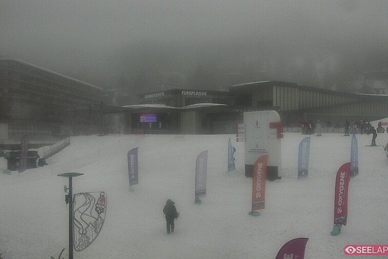 Webcam view of the ski school meeting area in La Plagne centre, where you'll be able to see local ski schools meeting up at regular times during the day before setting off onto the slopes