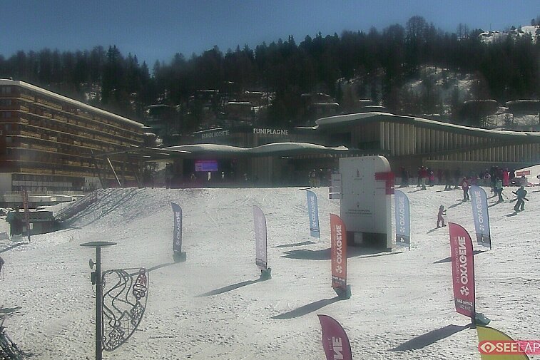Webcam view of the ski school meeting area in La Plagne centre, where you'll be able to see local ski schools meeting up at regular times during the day before setting off onto the slopes
