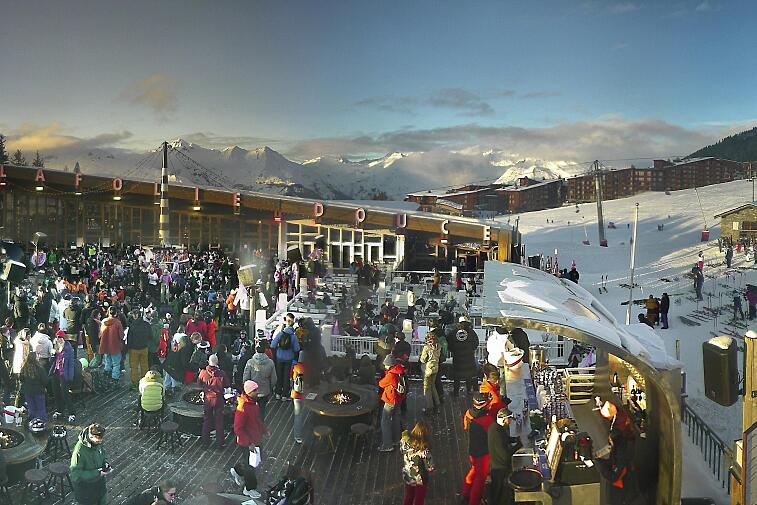 Panoramic webcam view of Arc 1800 (Espace Mille8) in Les Arcs.  In the middle is the terrace of La Folie Douce restaurant.  On the far right is the Villards gondola.