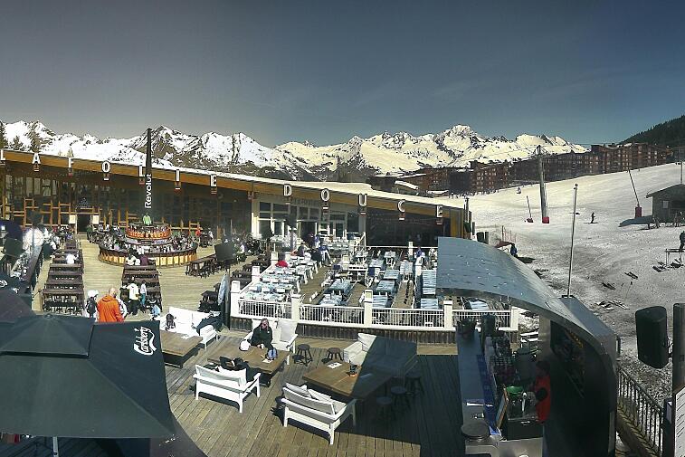 Panoramic webcam view of Arc 1800 (Espace Mille8) in Les Arcs.  In the middle is the terrace of La Folie Douce restaurant.  On the far right is the Villards gondola.