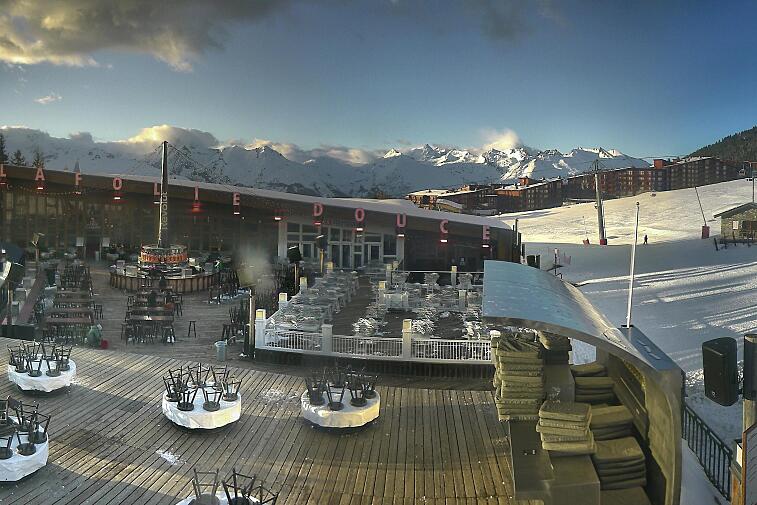Panoramic webcam view of Arc 1800 (Espace Mille8) in Les Arcs.  In the middle is the terrace of La Folie Douce restaurant.  On the far right is the Villards gondola.