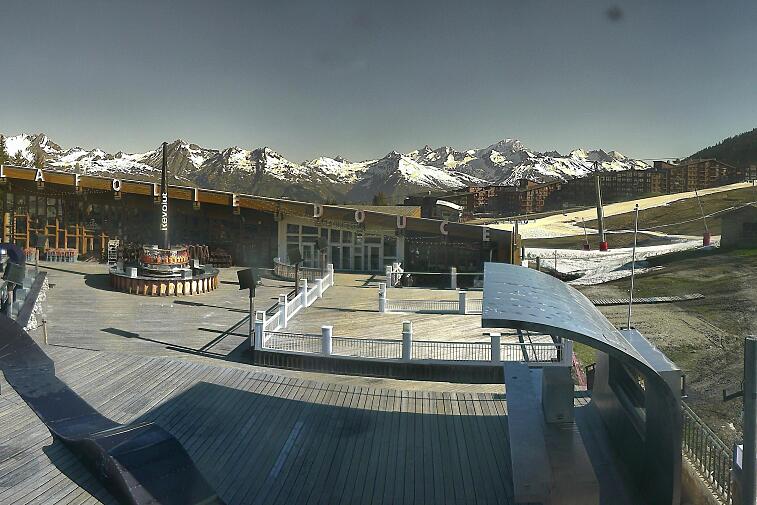 Panoramic webcam view of Arc 1800 (Espace Mille8) in Les Arcs.  In the middle is the terrace of La Folie Douce restaurant.  On the far right is the Villards gondola.